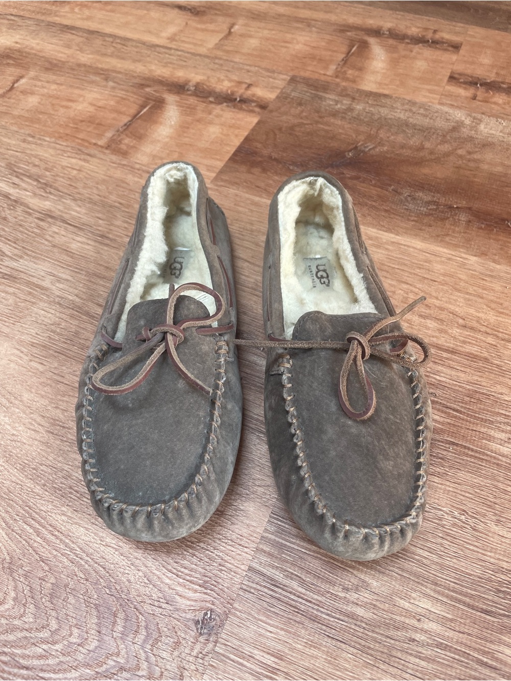 UGG Dakota Moccasins Slippers Brown Shearling Womens Size 9 - Picture 2 of 12